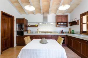 A kitchen or kitchenette at Es Vedat 6