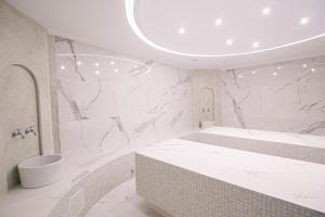 Salle de bains dans l'établissement Acroterra Rosa Hotel & Spa