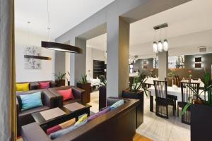 ein Wohnzimmer mit Sofas und ein Esszimmer in der Unterkunft Hotel Capitol in Biała Podlaska