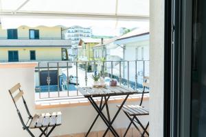balcone con tavolo, sedie e vista di Baldacci Bed & Breakfast a Pescara