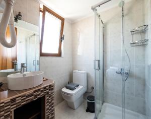Koupelna v ubytování Cyrenia Guesthouse + 37 fotografií