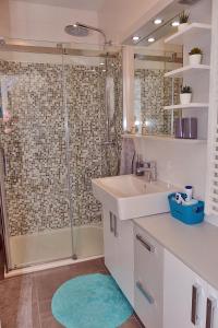 La salle de bains est pourvue d'un lavabo et d'une douche. dans l'établissement Prestige West Residence, à Zagreb
