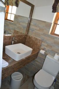 y baño con lavabo y aseo. en Kruger Park Lodge - Golf Safari SA, en Hazyview