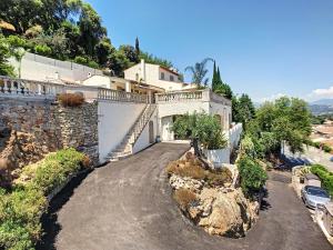 芒德留拉納普勒的住宿－3 Bedrooms Villa near Cannes - Pool & Jacuzzi - Sea View，山丘上带车道的大房子