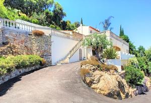 芒德留拉納普勒的住宿－3 Bedrooms Villa near Cannes - Pool & Jacuzzi - Sea View，相簿中的一張相片