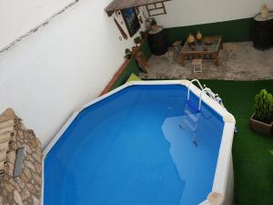 einen Blick über einen blauen Pool in einem Haus in der Unterkunft Casa Rincón de Cazorla in Cazorla