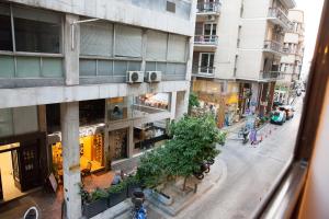 アテネにある2the Point Athens Suites & Appartments in Plakaの建物のある街並み