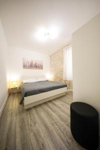 1 dormitorio con 1 cama y 1 silla en Bibinje Center Apartments 3 en Bibinje