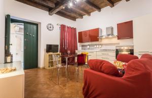 eine Küche mit einem Tisch und Stühlen im Zimmer in der Unterkunft La Casa di Manu Ortigia in Syrakus