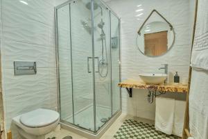 a bathroom with a shower and a toilet and a sink at ROOMQUEO-Only Adults in Barbate