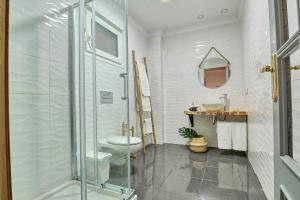 a bathroom with a shower and a toilet and a sink at ROOMQUEO-Only Adults in Barbate