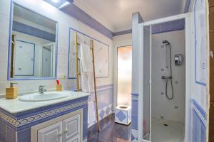 a bathroom with a sink and a shower at ROOMQUEO-Only Adults in Barbate