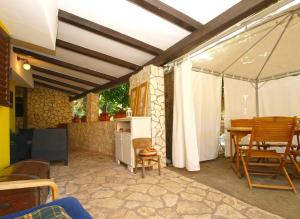 patio ze stołem, krzesłami i parasolem w obiekcie Apartment Alenka 1930 w mieście Banjole