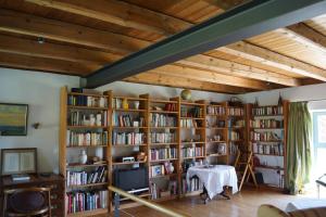 a room with book shelves filled with books at Ferienscheune Weenzen in Duingen