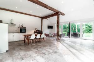 a kitchen and dining room with a table and chairs at Urlaub Holthusen in Brake