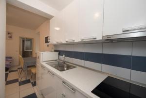 Kuchyňa alebo kuchynka v ubytovaní Apartment Dragica + 37 fotografií
