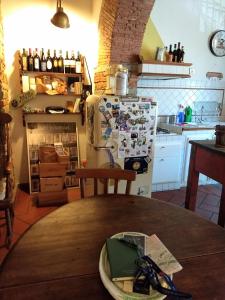 フィレンツェにあるReal Taste of Tuscanyのキッチン(テーブル、冷蔵庫付)