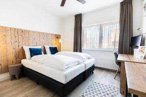 Een bed of bedden in een kamer bij Hotel De Kroon