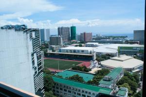 - Vistas a la ciudad desde un edificio en Titan 22P Condo at WH Taft Residences Manila, en Manila