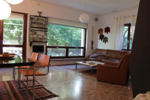 ein Wohnzimmer mit einem Sofa und einem Tisch in der Unterkunft apdf appartamento con giardino in San Salvo
