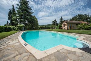 een zwembad in een tuin met een huis bij Agriturismo Podere La Fornace in Cavriglia