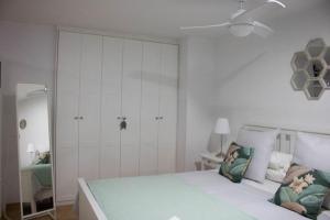 1 dormitorio con 1 cama grande y espejo en Apartamento Reyes Catolicos, en Almería