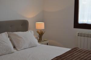 A bed or beds in a room at Apartamento Almanzor
