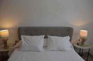 A bed or beds in a room at Apartamento Almanzor