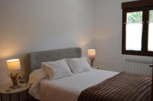 A bed or beds in a room at Apartamento Almanzor