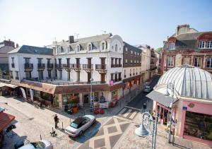 een uitzicht over een straat met gebouwen bij Très bel appartement idéal couple et famille in Villers-sur-Mer