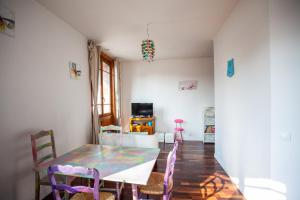 een eetkamer met een tafel en stoelen bij Très bel appartement idéal couple et famille in Villers-sur-Mer