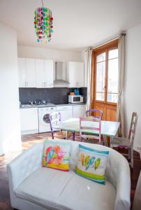 een woonkamer met een witte bank en een tafel bij Très bel appartement idéal couple et famille in Villers-sur-Mer