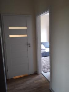 um quarto com uma porta e um quarto com 2 camas em Apartament Dywizjonu em Varsóvia