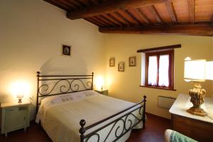 Un dormitorio con una cama grande y una ventana. en Casa Ciabatti, en Castel Focognano 20 fotos más