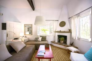 a living room with a couch and a table at Corfu Villa Linea in Línia