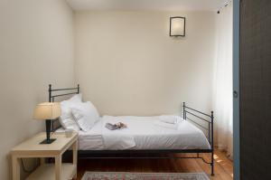 - une chambre avec un lit doté d'une lampe et d'une table dans l'établissement Angelo d'Oro Holiday Home Silva, à Rovinj