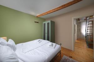 een slaapkamer met een wit bed en een groene muur bij Angelo d'Oro Holiday Home Silva in Rovinj