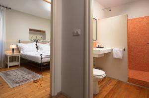 La salle de bains est pourvue de toilettes, d'un lavabo et d'un lit. dans l'établissement Angelo d'Oro Holiday Home Silva, à Rovinj