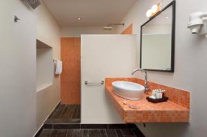 La salle de bains est pourvue d'un lavabo et d'un miroir. dans l'établissement Angelo d'Oro Holiday Home Silva, à Rovinj