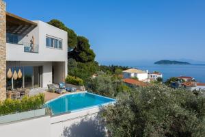 Villa con piscina y vistas al océano en Villa K, en Skiathos