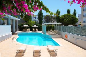 una piscina sul lato di un edificio di Alia Beach Hotel by Estia a Hersonissos