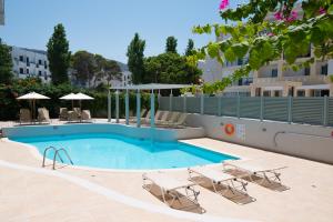 Bazén v ubytování Alia Beach Hotel by Estia nebo v jeho okolí