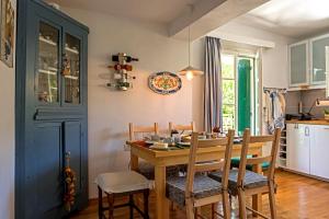 a kitchen and dining room with a table and chairs at Corfu Villa Linea in Línia
