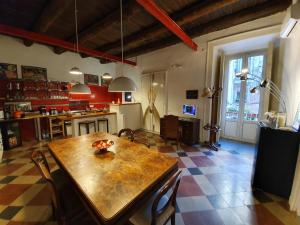 The Spanish Palace Rooms, Suites Apartments & Terraces في نابولي: مطبخ مع طاولة خشبية في الغرفة