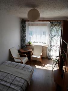 1 dormitorio con cama, sillas y ventana en Blanca en Władysławowo