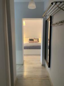 corridoio con letto e specchio di Seaside apart Gdynia a Gdynia