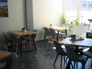 uma fila de mesas e cadeiras num restaurante em Birkeneck em Heusenstamm