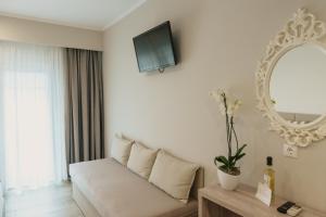Телевизор и/или развлекательный центр в Ammos Beach Seaside Luxury Suites Hotel