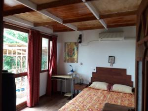 A bed or beds in a room at VLASSIS APTS -ΜΕΛΙΔΟΝΙ-ΔΙΑΜΕΡΙΣΜΑ ΒΑΣΙΛΙΚΗ