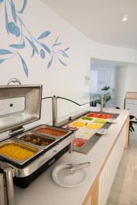 Alia Beach Hotel by Estia tesisinde mutfak veya mini mutfak